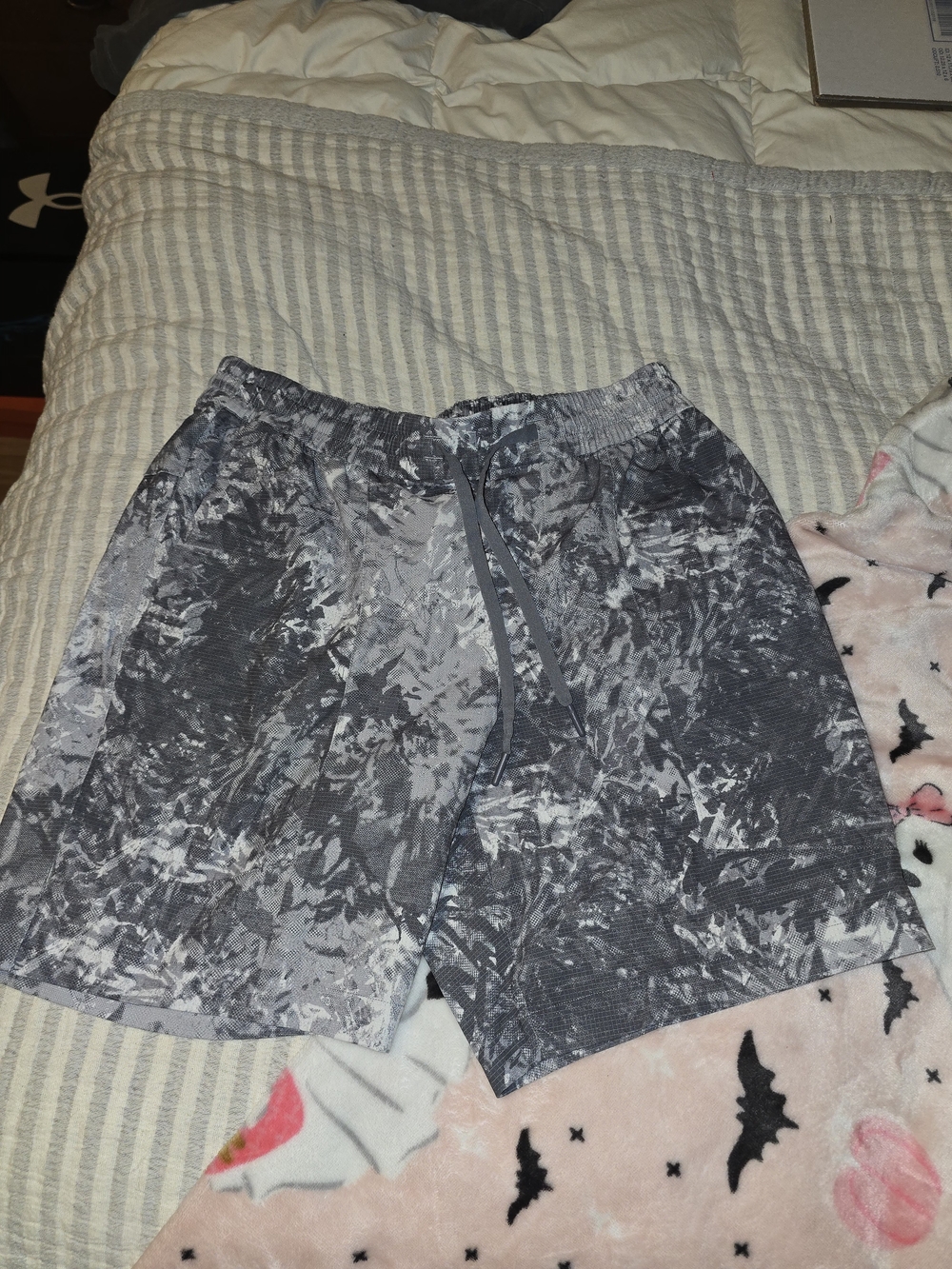 Lululemon Men's Gray Camouflage Athletic Shorts M